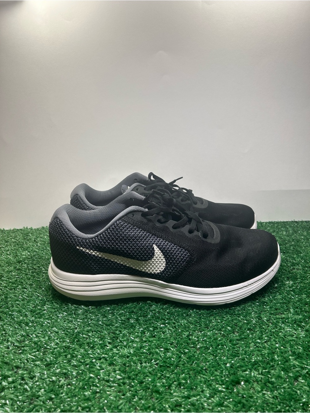 Nike Revolution 3 size 10W